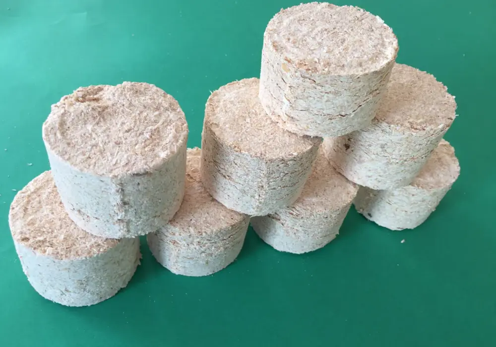 Jak zrobić brykiet z trocin domowym sposobem? Poradnik DIY