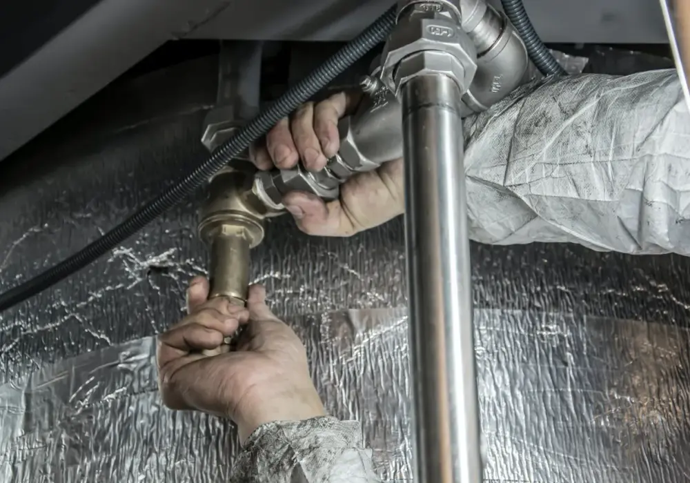 Jak zostać hydraulikiem bez szkoły? Kursy, uprawnienia i praca