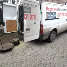 Biały van z napisem "Pogotowie Kanalizacyjne" i numerem telefonu 507 701 878, gotowy do pracy jako hydraulik w Nowym Dworze Mazowieckim.