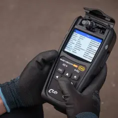 Ręce w rękawiczkach trzymają urządzenie diagnostyczne "Sensor Aid EVO" z listą modeli Forda. Zastanawiasz się, ile kosztuje czujnik?