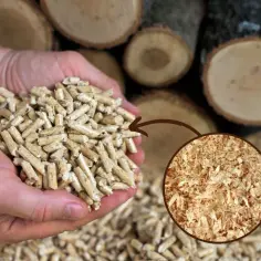 Dłonie trzymające gotowy pellet, obok widać zrębki drzewne – tak powstaje ekologiczne paliwo. Dowiedz się, jak zrobić pellet.