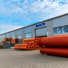 Hurtownia hydrauliczna Kobyłka oferuje szeroki wybór rur pomarańczowych i szarych, gotowych do montażu.