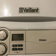 Wyświetlacz pieca Vaillant pokazuje 0.8 bara. Dowiedz się, jak zwiększyć ciśnienie w piecu gazowym Vaillant, by zapewnić optymalne działanie.
