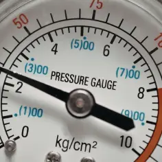 Manometr wskazujący niskie ciśnienie. Wskazówka pokazuje ok. 1 kg/cm². Pomoże to zrozumieć, jak spuścić ciśnienie z pieca gazowego.