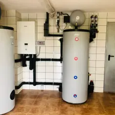Nowoczesna kotłownia z dwoma zasobnikami i panelem sterującym. Idealne rozwiązanie dla hurtowni hydraulik Chojnice.