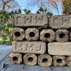 Stos brykietu torfowego na mroźnym stole. Zastanawiasz się, ile kosztuje tona brykietu torfowego?