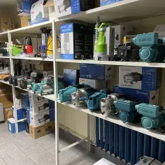 Półki pełne pomp i zbiorników. Włocławek to miasto, gdzie znajdziesz wszystko do świata wody.