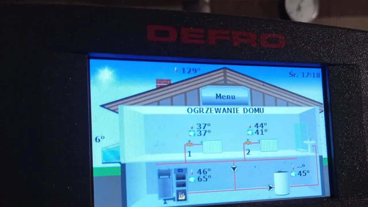 Wyświetlacz pieca DEFRO pokazuje schemat ogrzewania domu, pomagając zrozumieć, jak ustawić parametry pieca na pellet dla optymalnej temperatury.