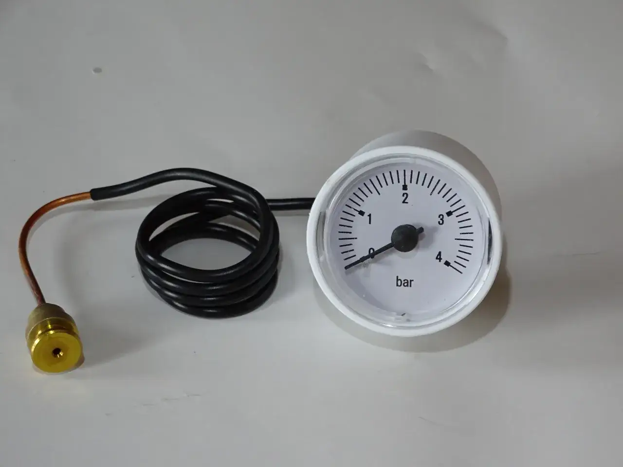 Manometr z przewodem i sondą, wskazujący niski spadek ciśnienia w instalacji co.
