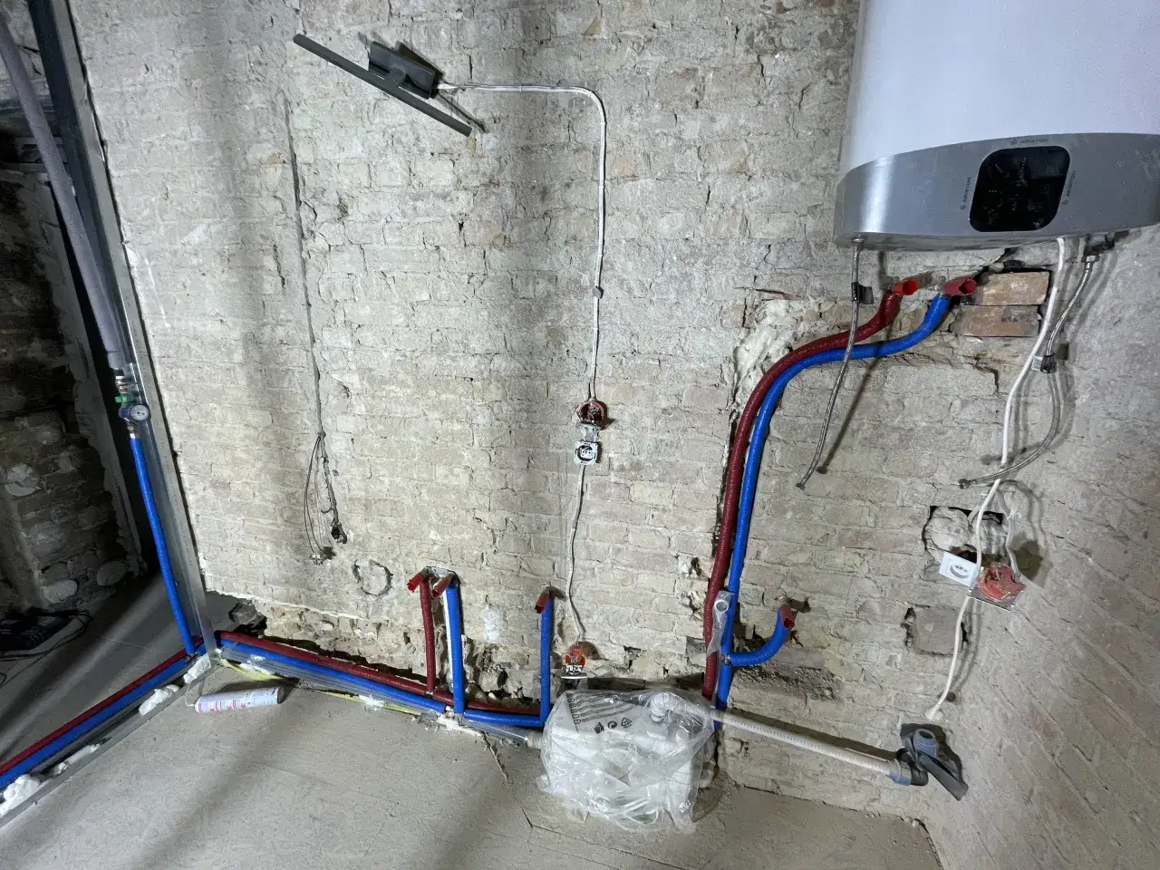 Instalacja wodna w trakcie prac. Zastanawiasz się nad hydraulik Szczecin cennik? Zobacz, jak powstaje system.