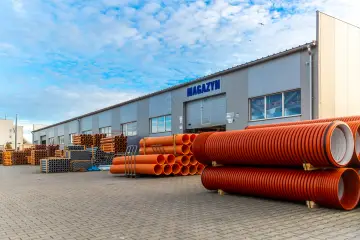 Hurtownia hydrauliczna Kobyłka oferuje szeroki wybór rur pomarańczowych i szarych, gotowych do montażu.