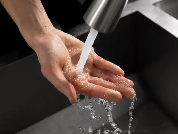 Zimna woda ledwo kapie? Szybkie domowe sposoby na niskie ciśnienie