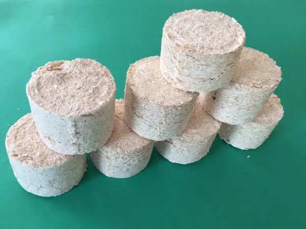 Jak zrobić brykiet z trocin domowym sposobem? Poradnik DIY