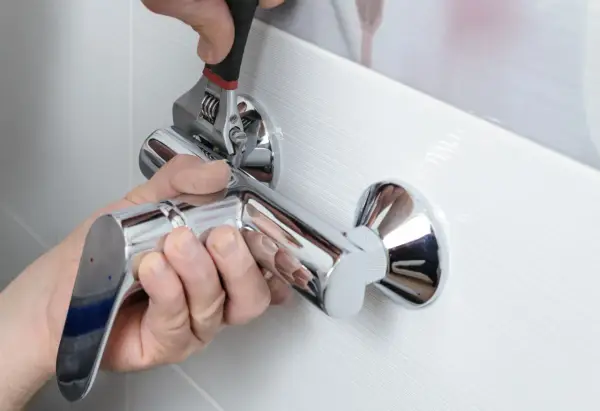 Napraw cieknącą baterię prysznicową: Poradnik DIY krok po kroku