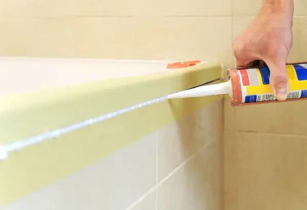 Wymiana silikonu przy wannie: instrukcja krok po kroku (DIY)