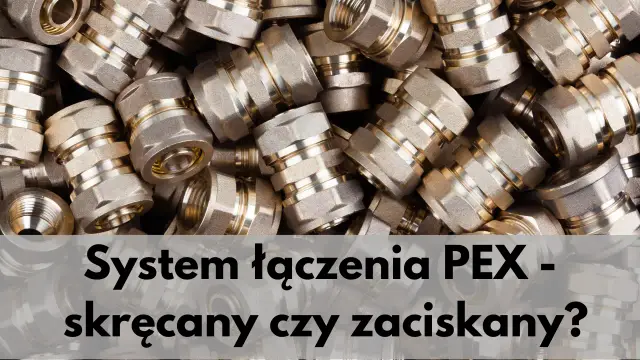 Stos mosiężnych złączek do rur PEX, gotowych do połączenia. Dowiedz się, jak łączyć rury PEX, wybierając między systemem skręcanym a zaciskanym.
